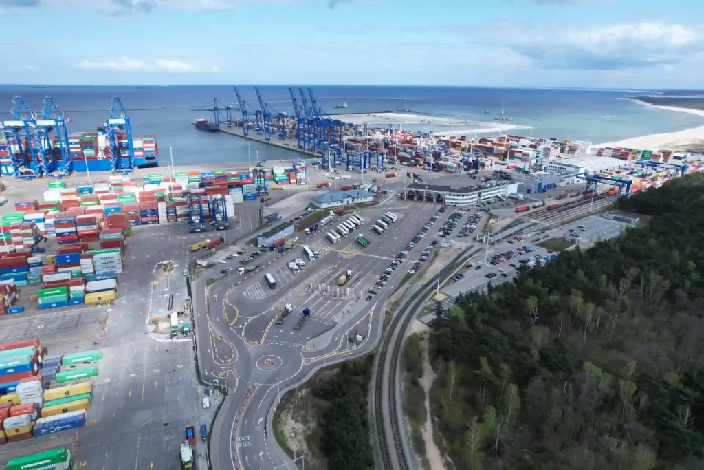 Port morski przeładunkowy - obsługa celna ładunków w transporcie morskim